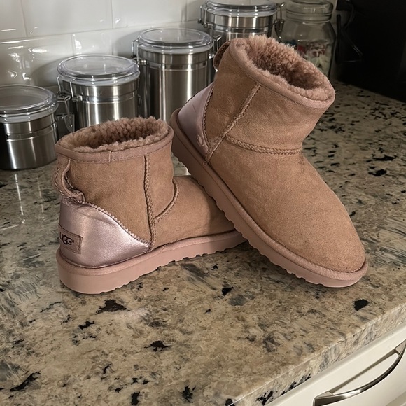 UGG Tan Ankle Boots with Shearling Lining - Picture 1 of 3